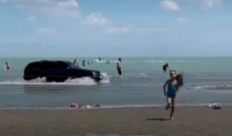 Балқаштағы жағажайда жүргізуші көлік айдады