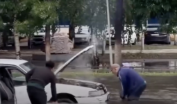 Өскемендегі сұмдық: Су астында қалған көліктен өрт шықты