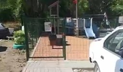 «Балалар алаңы жекеменшік пе?»: Өскеменде халыққа ортақ ауланы құлыптап тастаған