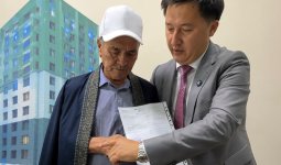 100 жылқы ісі бойынша ақталған қарияға баспана сыйға берілді (ВИДЕО)