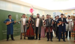 Шымкент: 100-ге жуық өнерпаз Абай әндерін шырқады