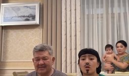 «Келінге жарыпсыз»: Жанар Айжанованың қызының қайынатасымен қалжыңы көптің ашуына тиді (ВИДЕО)