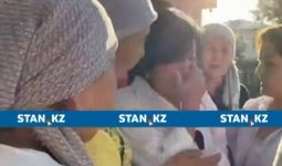 Нұрай Серікбайдың анасы сот үкімінен кейін көз жасына ерік берді (ВИДЕО)
