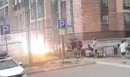 Астанада ойнап жүрген бала тоққа түсті (ВИДЕО)