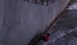 Арқанға асылып, қабырға бояған: Алматыда жұмысшының қауіпті әрекеті видеоға түсті