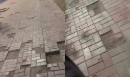 «Арбамен жүру мүмкін емес»: Атыраудың орталығындағы жолдың сиқы тұрғынды ашуландырды