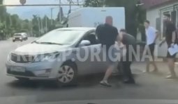 Алматыда жолға таласқан жүргізушілер төбелесті (ВИДЕО)