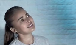 «Жаным» деп жүргендер жаныңды алған»: Мөлдір Мұқанованың жаңа әні елді жылатты (ВИДЕО)