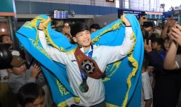 Әлем чемпионы Қазыбек Қалмағамбетовке көлік сыйға тартылды