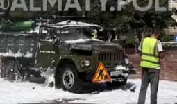 Алматыда жол ортасында жүк көлігі өртеніп кетті