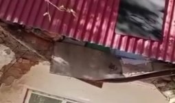 Атырауда балкон опырылып түсті: тұрғындар келесі бөлігі адам үстіне құлай ма деп қорқады