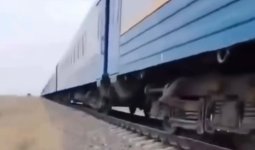 «Саратов – Алматы» пойызы рельстен шығып кетті: әйел мен бала зардап шекті