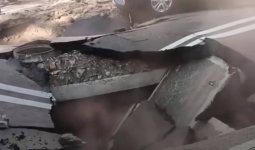 Ташкентте жол астында жойқын жарылыс болды: асфальт опырылып, көліктерге зақым келді