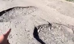 «Әкімдіктен күтпедім»: Өскемен тұрғыны қаладағы шұңқырларды өзі жамап жүр