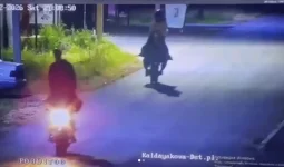 Бірінің үстіне бірі мінгескен: Ақмола облысында мопедке мінген бозбалалар полицияны шошытты (ВИДЕО)