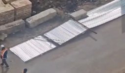Астанада қыз баланың үстіне қаңылтыр құлап түсті (ВИДЕО)