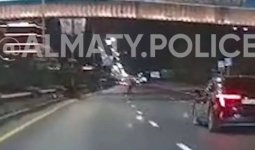 Алматыда жылдамдықты асырған 54 жастағы самокатшы қаза тапты (ВИДЕО)