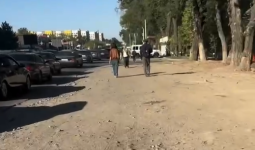 Алматы іргесіндегі Бесағашта жұрт шаң кешіп жүр: тұрғындар тротуардың жоқтығына наразы