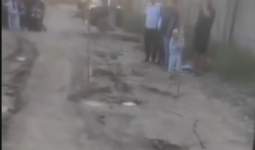 Алматыда су мен кәріз тартқаннан кейін жол ойран болып қалған: тұрғындар шұңқырға шағымданды
