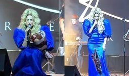 «Жас сарбаздардың рухына»: Әзірбайжандық әнші концертін бір минут үнсіздікпен бастады (ВИДЕО)