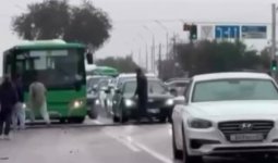 «Жолды жаппай қазып тастаған»: Алматыда автобус орға түсіп, жұрт жұмыс пен сабаққа кешікті