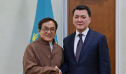 Ерлан Қарин әйгілі Джеки Чанмен кездесті