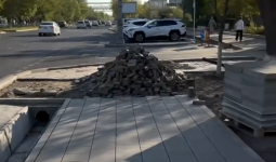 «Бір көшеге ақша бар, қалғанына жоқ па?»: Атырауда жаңа мектеп салынды, бірақ тротуар ұмыт қалған