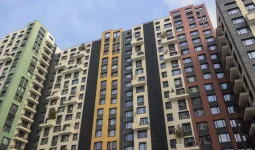 Оралда көпқабатты үйдің төбесінен құлаған екі жасөспірім мерт болды