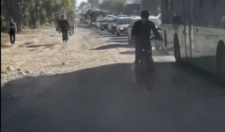 Алматының іргесіндегі Бесағашта тротуар жоқ: тұрғындар қашанға дейін шаң мен батпақ кешіп жүреді?