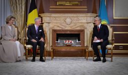 Президент әуежай залында құрметті қонақтармен аз-кем әңгімелесті