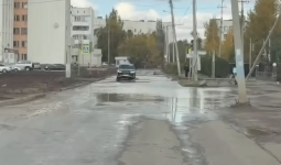 Көкшетаудың жолдары қашан жөнделеді? Қала тұрғындары су басқан көшелерге наразы