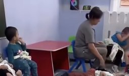 Орындыққа байлап, тәпішкемен ұрған: Астанадағы балабақшада тәрбиеші бөбектерге күш қолданған (ВИДЕО)