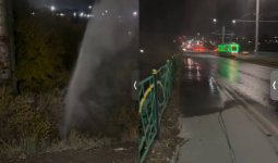 Павлодарда көпір астынан су сарқырап ағып жатыр: коммуналдық қызмет қайда қарап отыр?