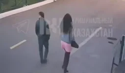 Астанада ер адам бойжеткенді аңдып, бөксесінен ұрған (ВИДЕО)