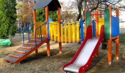 Ақтауда ойын алаңындағы сырғанақ баланың саусағын қиып кетті: тұрғындар әкімдікке шағымданды