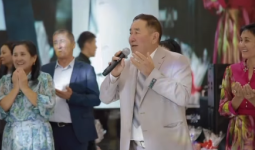 «Алжыған ұятсыз!»: Тойда анайы бата берген ер адам көптің ашуына тиді (ВИДЕО)