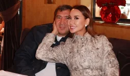 «Ол жиі әзілдеседі»: Динара Сәтжан жүргізушінің құлағынан шерткен күйеуін жақтады