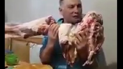 Бұғының етін шикідей жеген ер адам көпшіліктің ашуын туғызды (ВИДЕО)