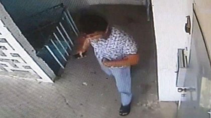 Ақтауда подъезге дәрет сындырып жатқан жігіт видеоға түсіп қалды (ВИДЕО)