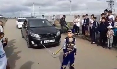 Желіде Ақмола облысында көлік сүйреген 6 жасар баланың видеосы жарияланды (ВИДЕО)