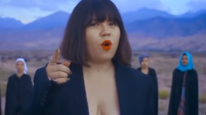 Іш киіммен бейнеклипке түскен қызды жігіттер қорқытып жүр (ВИДЕО)