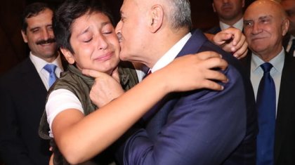 Түркияның бұрынғы министрін көрген студент жігіт жылап жіберді