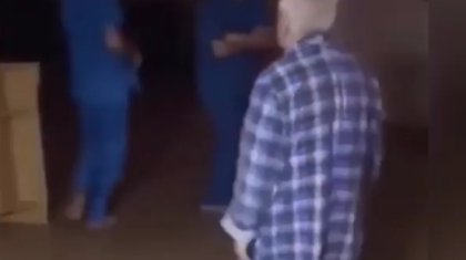 Аурухана қызметкерлерінің ақыл-есі кем кісіні мазақ еткен видеосы тарап кетті (ВИДЕО)