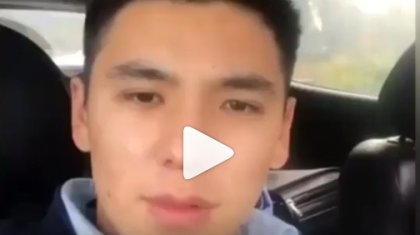 «Құрбыларымен таныстырайын»: АҚШ-та кәрі әйелдің қолына кіріп алған жігіт қазақстандықтарды альфонс болуға шақырды (ВИДЕО)