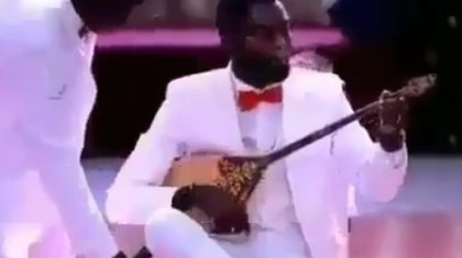 «Адай» күйін орындаған афроамерикалық жігіт жұрттың ықыласына бөленді (ВИДЕО)