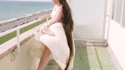 Бойжеткен қолаң шашын 20 жыл бойы жумаған (ВИДЕО)