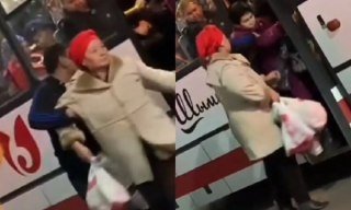 Шымкенттік кондуктор автобусқа сыймаған екі әйелді күштеп шығарып жіберді (ВИДЕО)