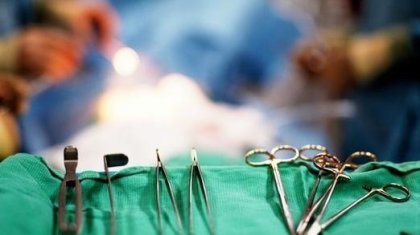 Әйелдің кесар тілігі ашылып кетіп, дәрігерлер келгенше өз ішек-қарынын ұстап отырған