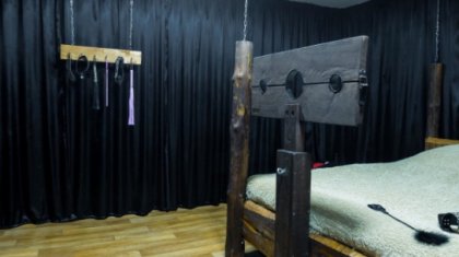 «Шыбықтың түр-түрі бар»: Алматыда жалға берілетін сексуалды бөлмелер ел назарына ілікті (ФОТО)