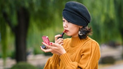 «Қалдық әйелдер»: Қытайда жұмыс берушілер кәрі қыздарға жігіт іздеуі үшін арнайы демалыс береді